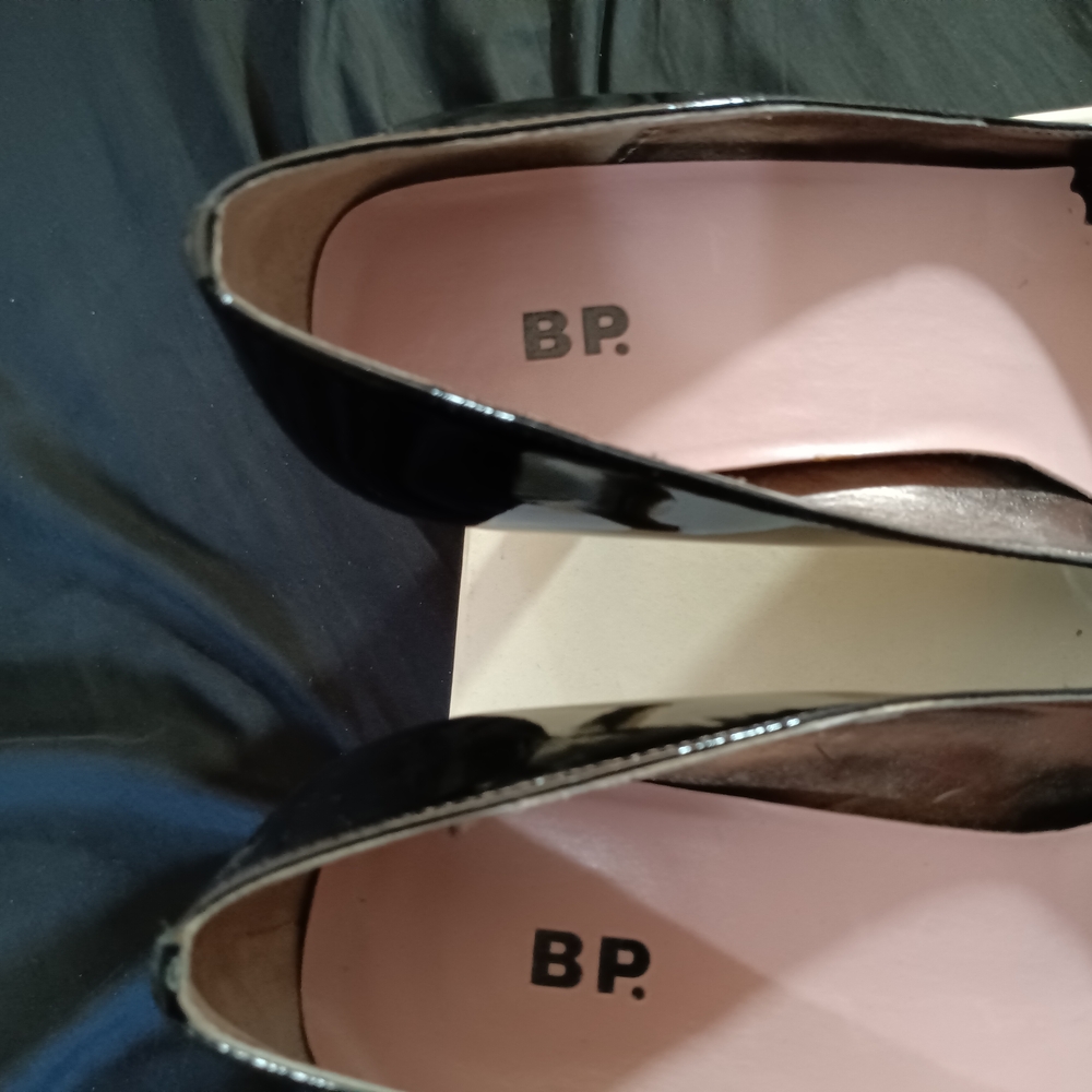 Elegant Black Patent Leather Heels - Picture 7 of 9